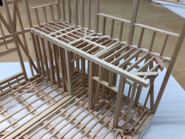 1/50の建て方作業 [建築工学科1年] | キャンパスニュース | 中央工学校