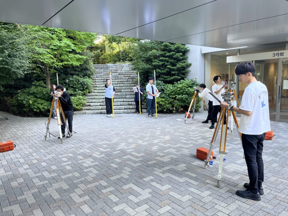 太陽の下で測量実習（夜間学生なのに・・・）　[夜間建築科2年]｜キャンパスニュース｜中央工学校（建築・インテリア・土木・機械設計・3DCADを学べる東京の専門学校）