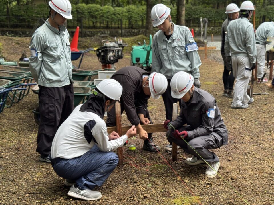 総合測量実習-排水施工実習編［土木建設科2年］｜キャンパスニュース｜中央工学校（建築・インテリア・土木・機械設計・3DCADを学べる東京の専門学校）
