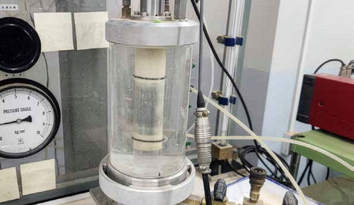 土の三軸圧縮試験